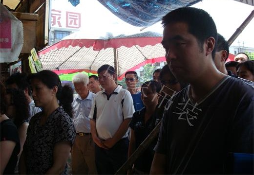 2008年5月19日14时28分公司员工为地震遇害的同胞们沉痛哀悼_看图王.jpg